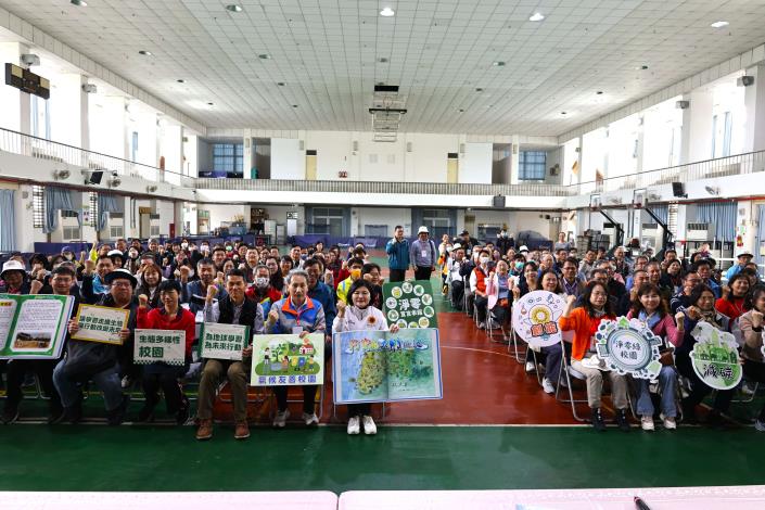 張麗善縣長與教育處邱孝文處長共同帶領全縣校長宣布,將全面啟動「淨零宣言承諾」行動