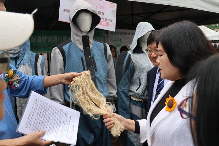 張縣長巡視農業剩餘資材導入服裝創新設計成果