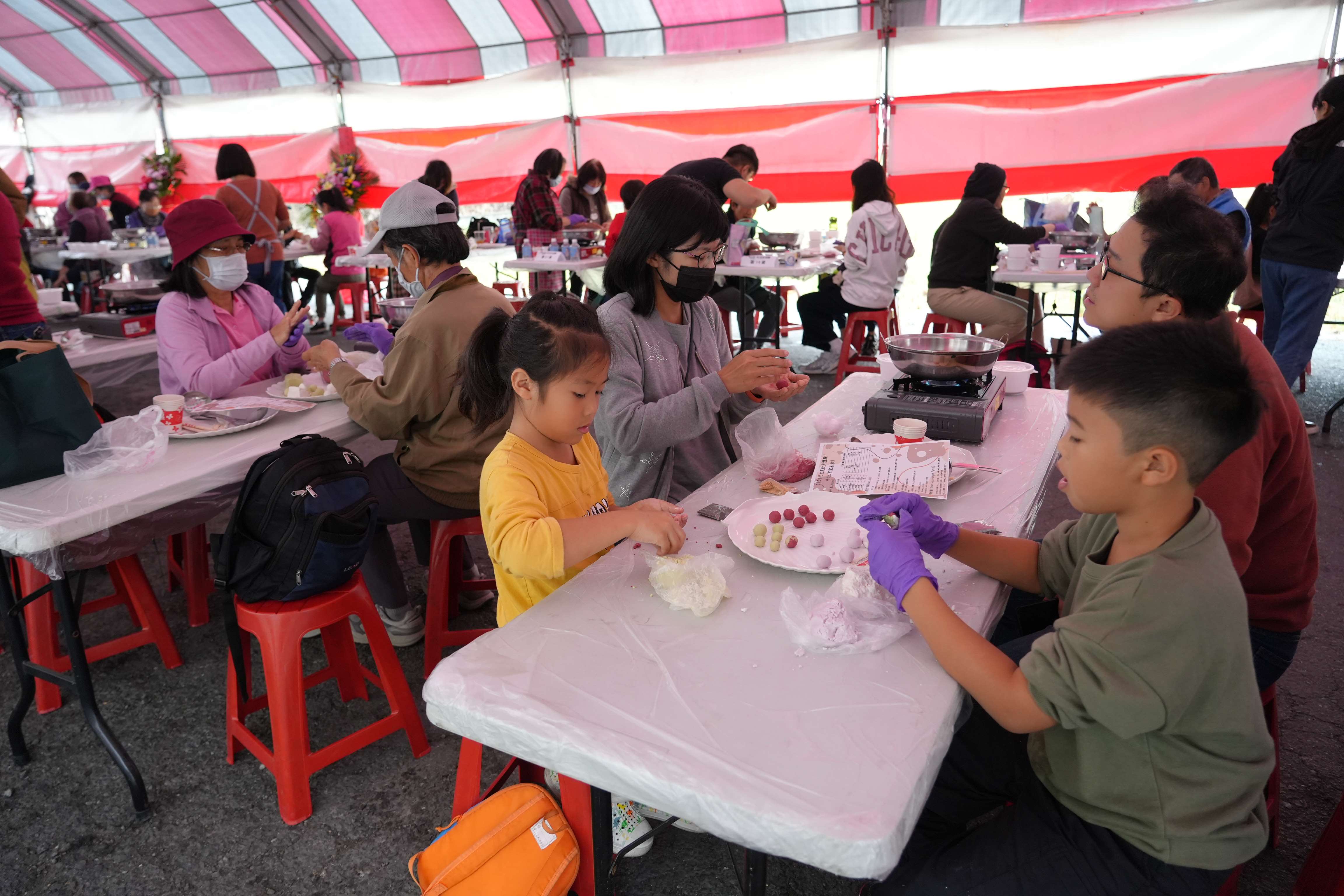 親子參加牛汶水米食點心製作，體驗古早農村美食。