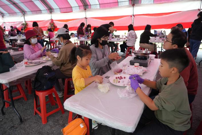 親子參加牛汶水米食點心製作,體驗古早農村美食。