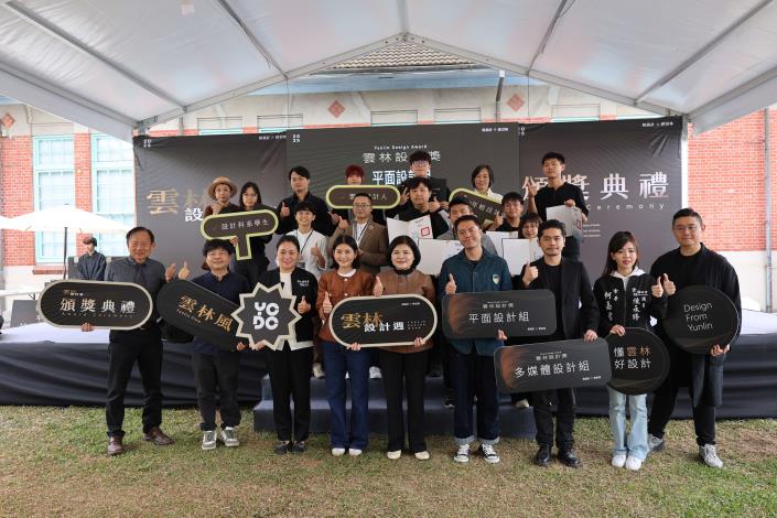 張麗善縣長親自頒獎給平面設計組得獎者