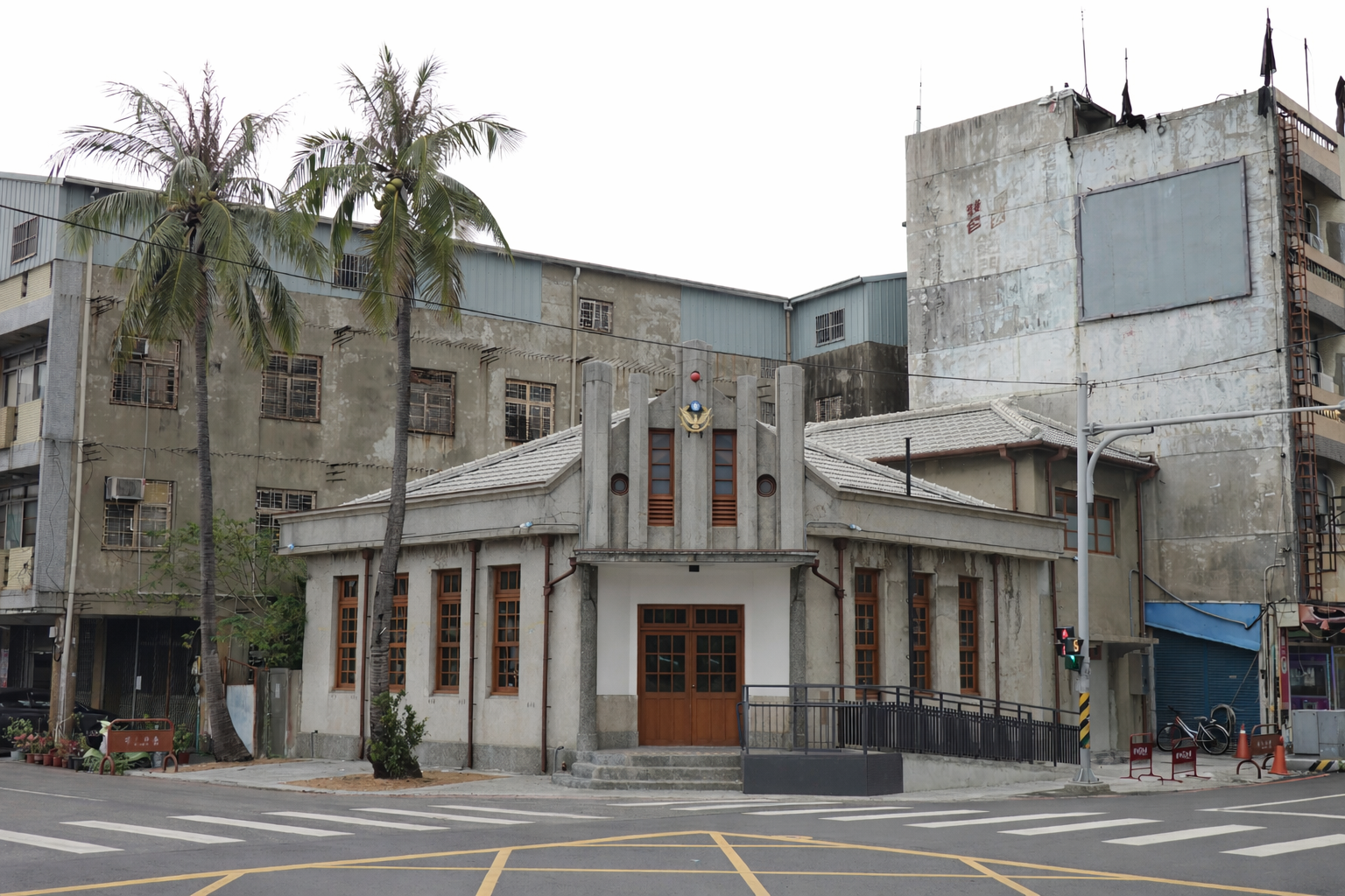 創建於1952年的斗南舊派出所，建築採台日折衷樣式，前棟磚造、後棟為加強磚造，特殊的洗石子外牆與四坡雨傘型屋頂，見證了戰後初期的建築工藝美學