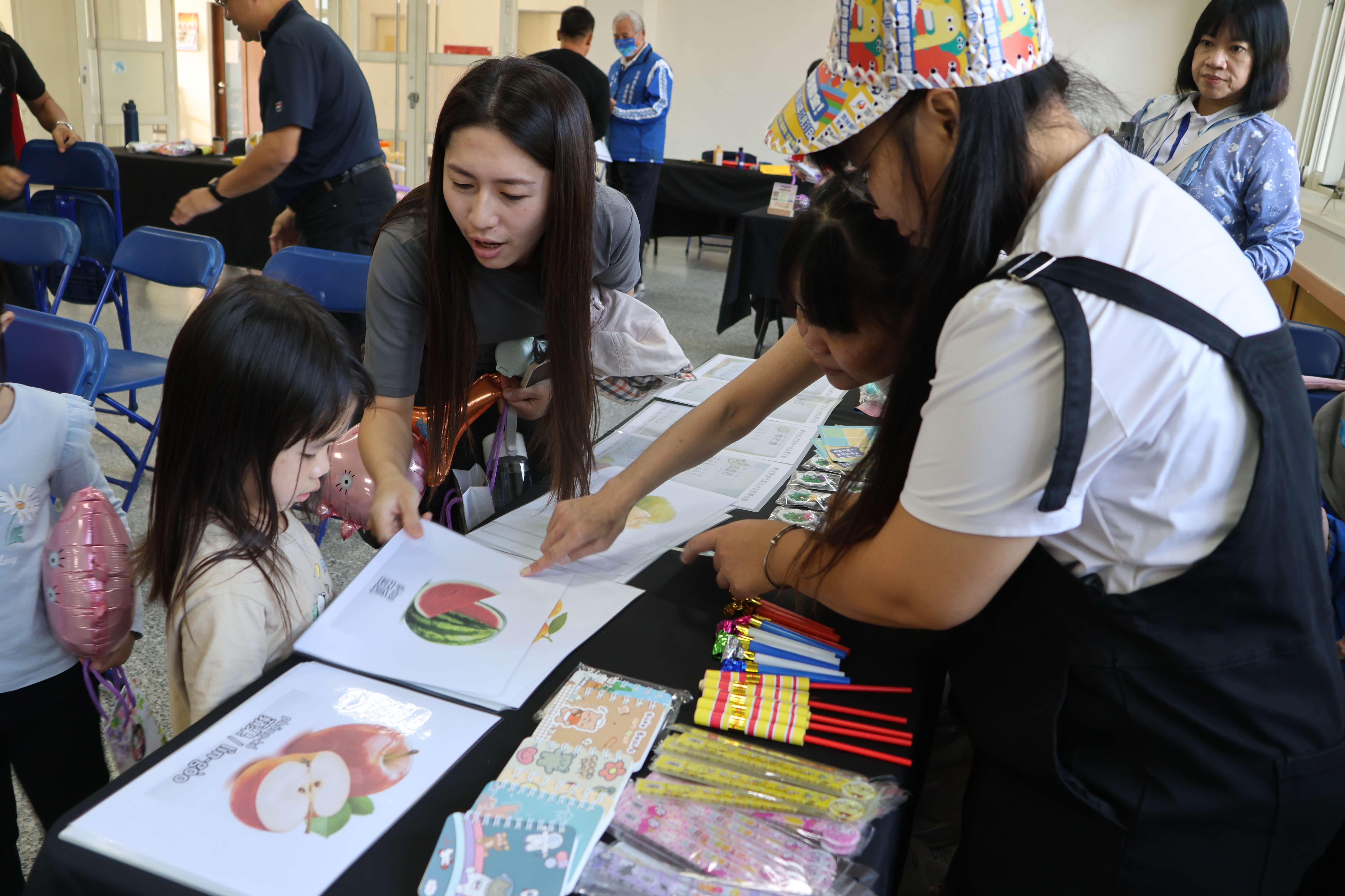 「攤位闖關遊戲」形式  驗收年度學習成果