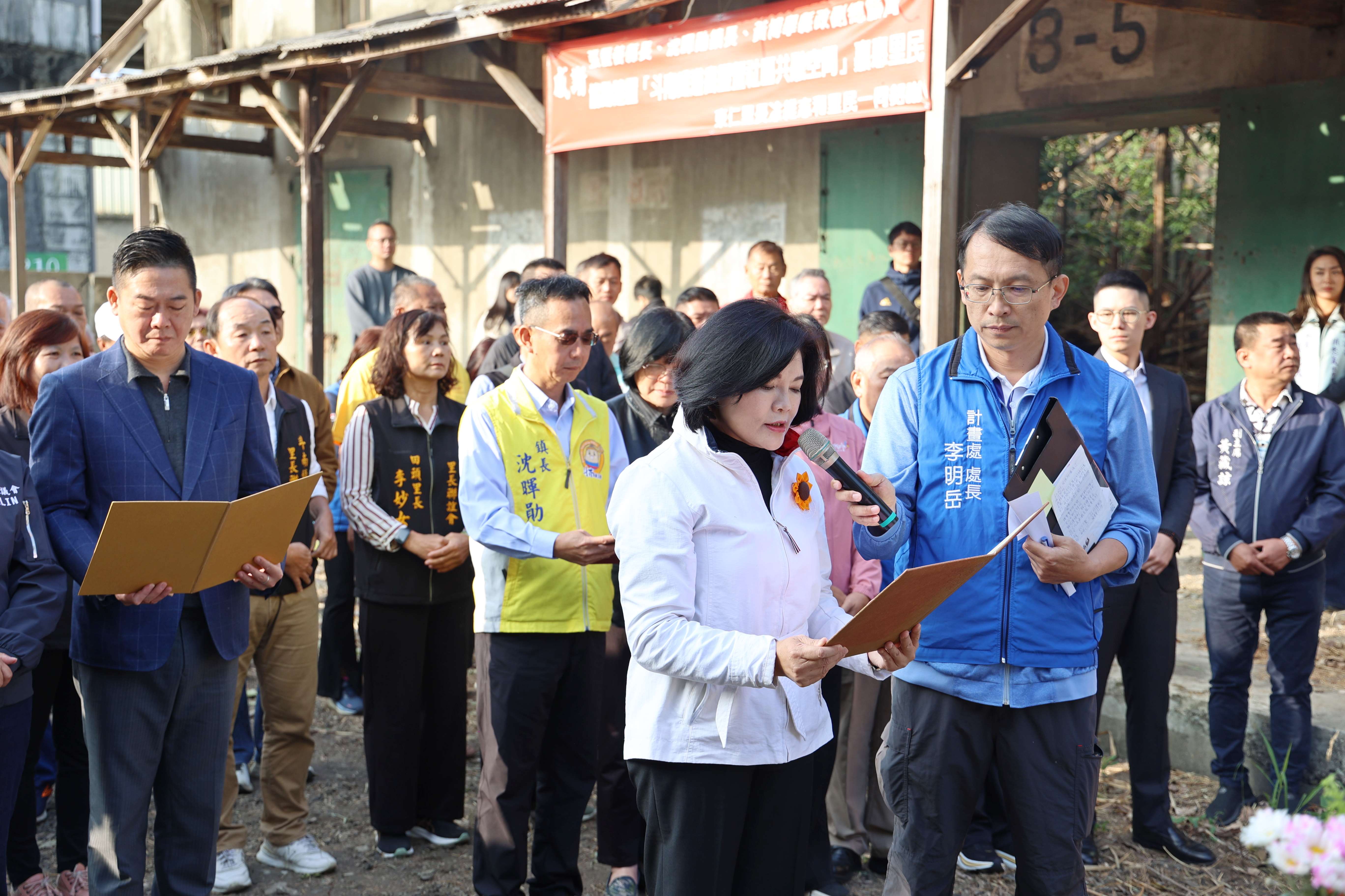 雲林縣長張麗善今（22）日上午出席「斗南鐵道小書屋動工祈福典禮」與眾人共同焚香祝禱，祈求工程圓滿順利