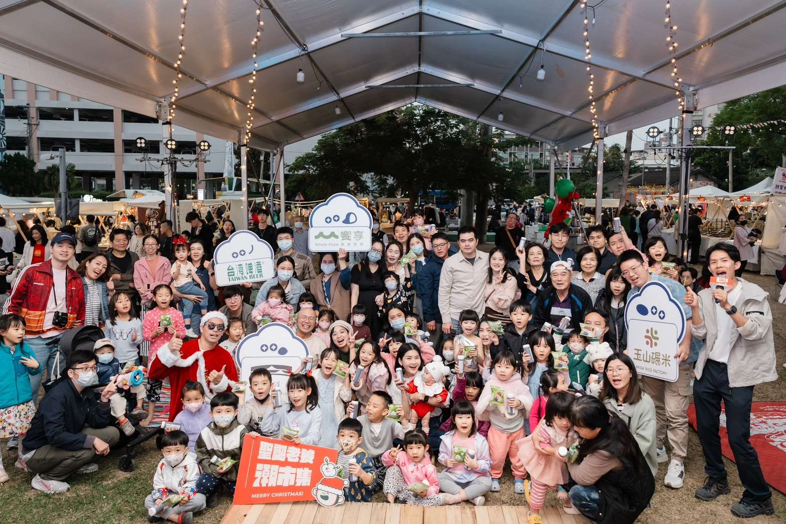 雲林縣政府文化觀光處辦理「聖誕老饕音樂潮市集」，吸引許多大小朋友參與，氣氛熱絡。