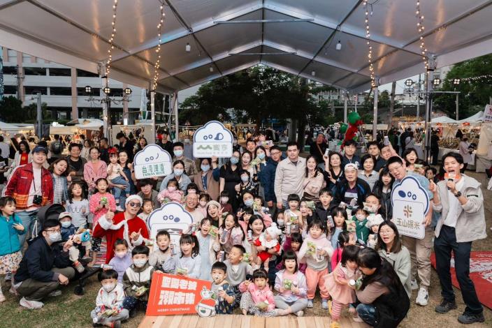 雲林縣政府文化觀光處辦理「聖誕老饕音樂潮市集」，吸引許多大小朋友參與，氣氛熱絡。