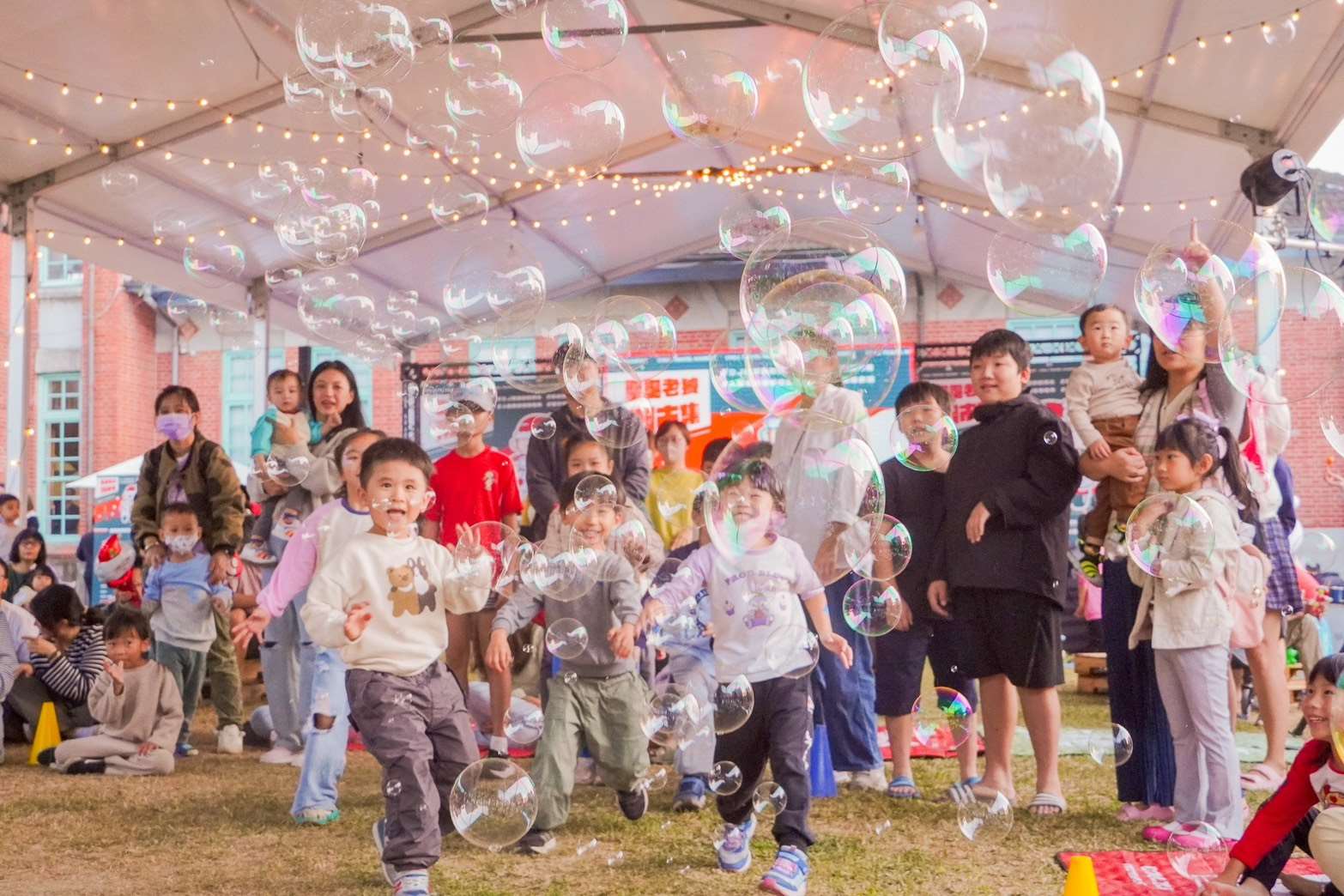 現場安排多元化活動，讓不同年齡層都能在市集中找到屬於自己的節慶樂趣。