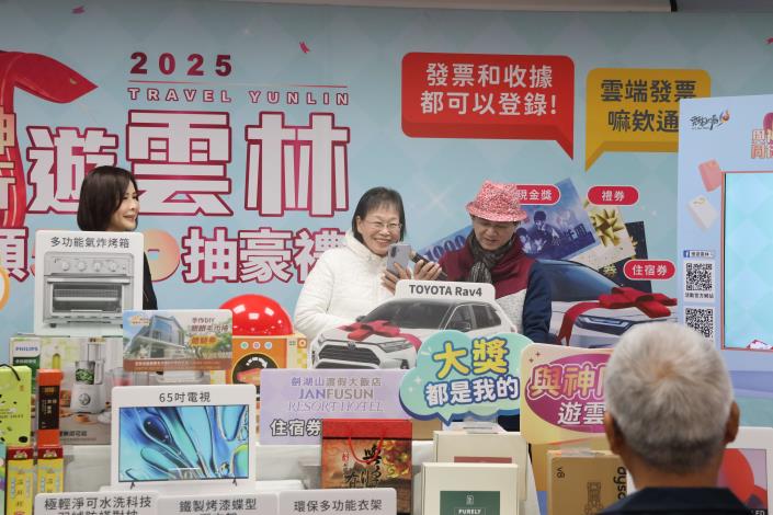 副縣長謝淑亞、麗寶總裁特助林淑卿共同抽出百萬名車得主北港孫先生