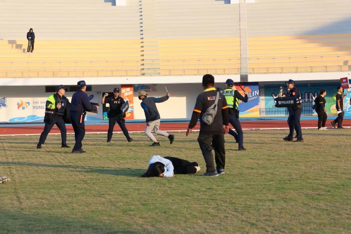 推演跨年晚會上，一男子突朝人群丟擲鞭炮，並以短刀攻擊人群。