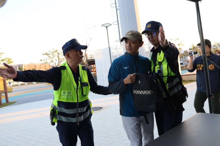 跨年晚會入場時， 如經發現攜帶可疑或大型物品(如提包或行李箱等)，現場將進行開袋檢查