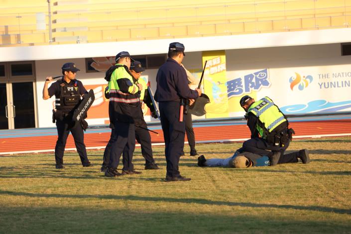 推演:優勢警力將歹徒制伏並上銬逮捕