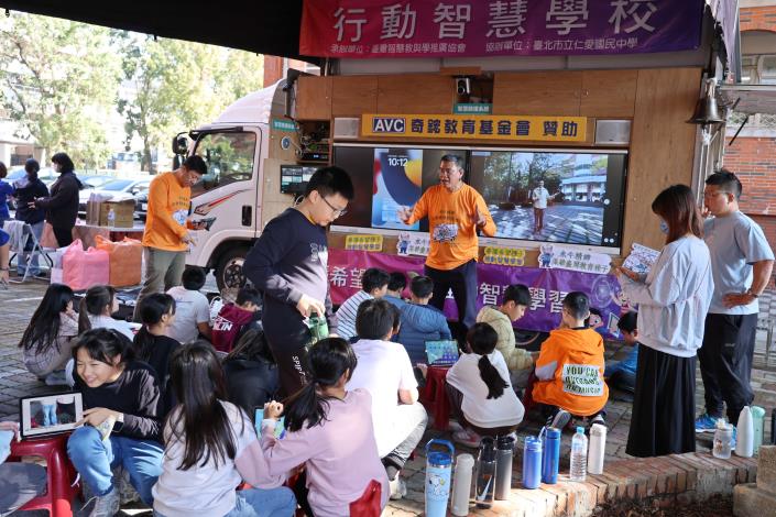 臺灣智慧教與學推廣協會其「行動智慧學校」創新教學模式備受好評