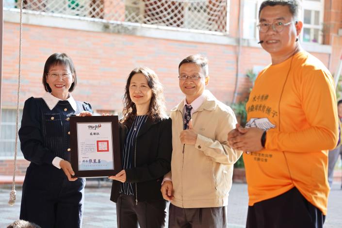 副縣長謝淑亞致謝奇鋐教育基金會力挺「行動智慧學校」巡迴雲林 助偏鄉孩子與科技潮流接軌