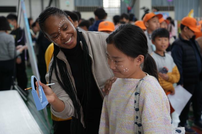 學童體驗異國文化。