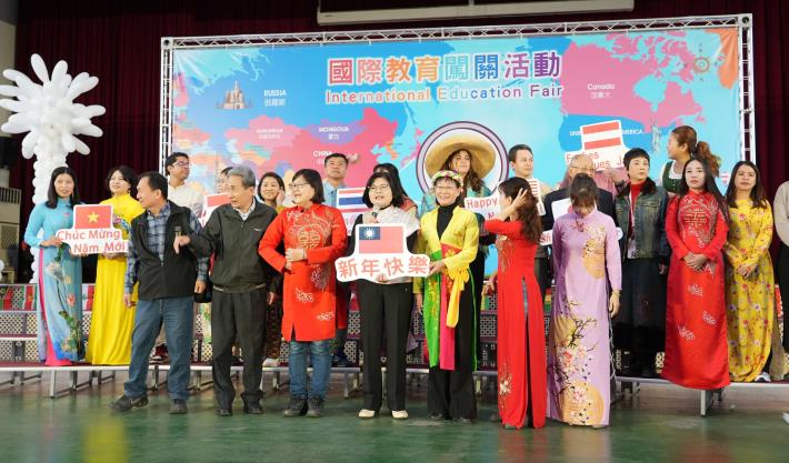 縣長張麗善與各國親善大使祝福大家「新年快樂」。