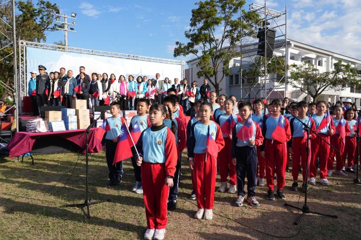 元旦升旗典禮由四湖國小學童領唱國歌、國旗歌。