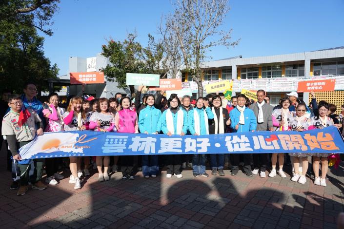 元旦升旗典禮後張縣長與鄉親健走至朝天宮祈福。