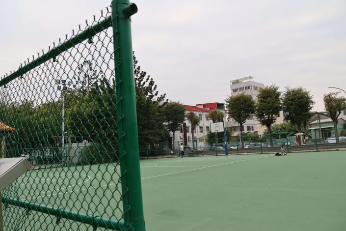 目前 無雨遮的籃球場現況