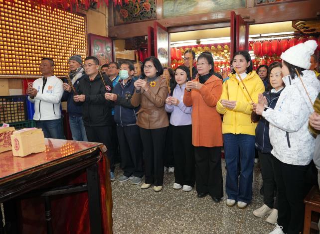 張麗善縣長等人向福德宮土地公祈福。