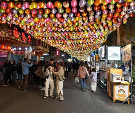 斗六太平老街萬盞燈籠點亮城市。