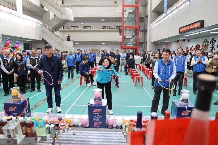 今日新春聯歡會活動內容豐富溫馨，張縣長、黃富村局長與警友會理事長吳政憲一同為「圈圈樂」趣味活動開場