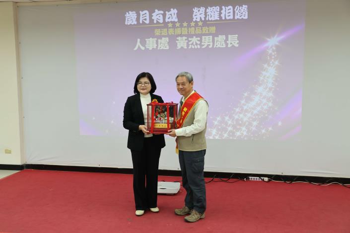 縣長張麗善致贈黃杰男處長紀念品