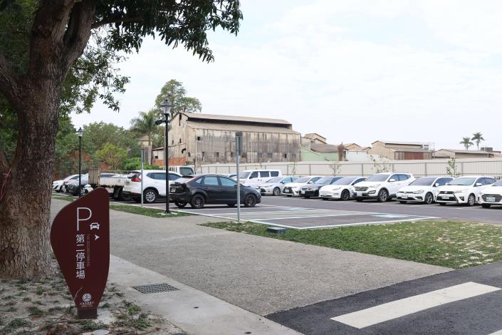 新增5處停車場，提供小客車停車位52格、大客車停車位10格、機車停車位188格，並設置無障礙及婦幼優先停車位，大幅提升園區接待能力