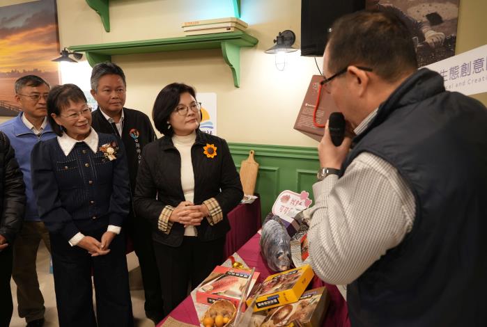 縣長張麗善聆聽業者介紹新食力。