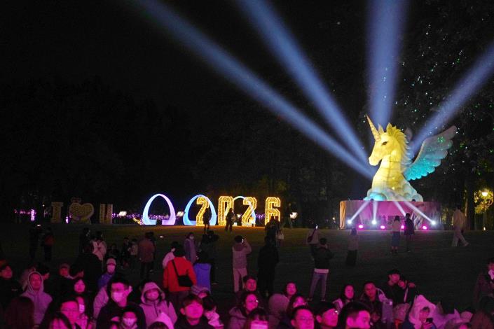 斗六燈會主燈以象徵希望與祝福的純白獨角獸為主角，搭配雲朵、彩翼與多層次光影效果，在夜色中展翼飛翔，令人耳目一新。