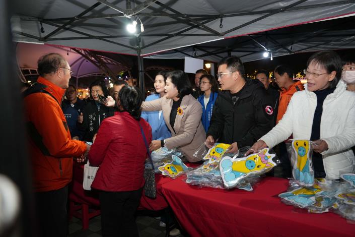 縣長張麗善與來賓發放小提燈。