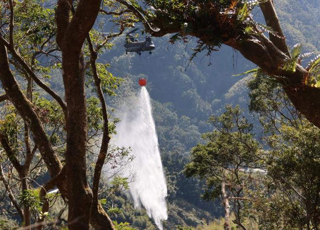 張縣長感謝張嘉郡立委要求中央派遣直升機進行灑水作業，協助控制火勢