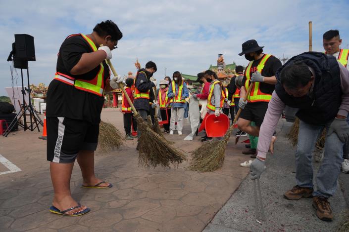 環保志工清潔公共空間。
