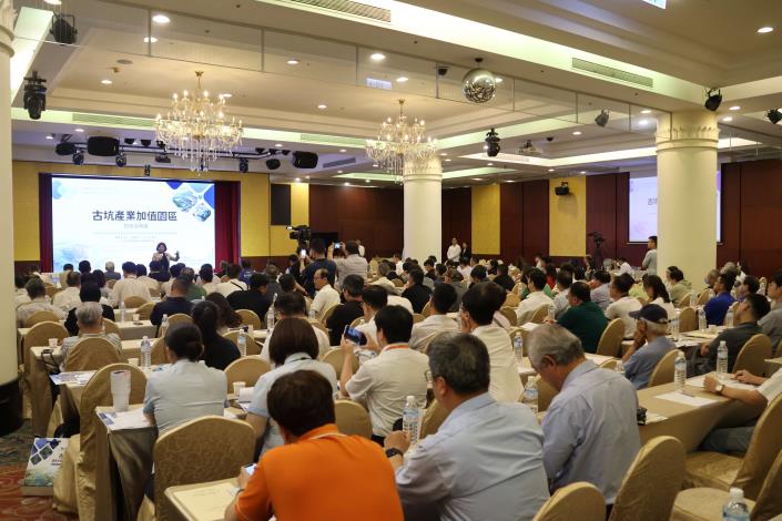 今日「古坑產業加值園區」招商說明會，吸引近六十家企業踴躍參加，現場座無虛席