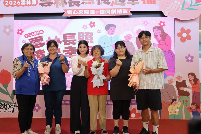 陳副縣長與照顧者經驗分享-廖林金菊阿嬤及林鼎翔先生(孫)合影