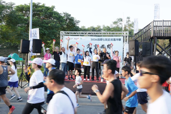 縣長張麗善等人共同鳴槍，為賽事揭開序幕
