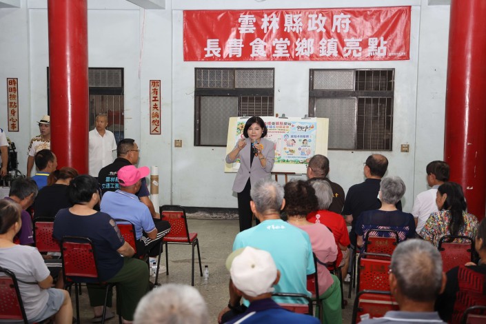 晚間於古坑崁頭厝振興宮登場的廟口開講，由縣長張麗善親自向鄉親總結施政成果