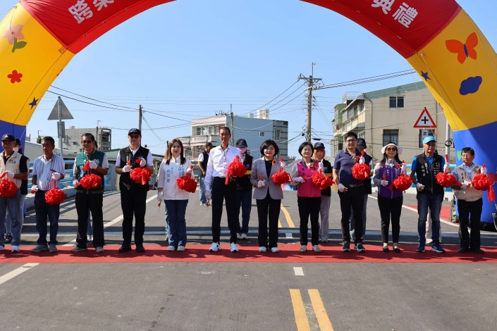 頂寮大排番溝一、二號橋完成改建，今日由張麗善縣長等人共同剪綵，慶祝竣工通車。