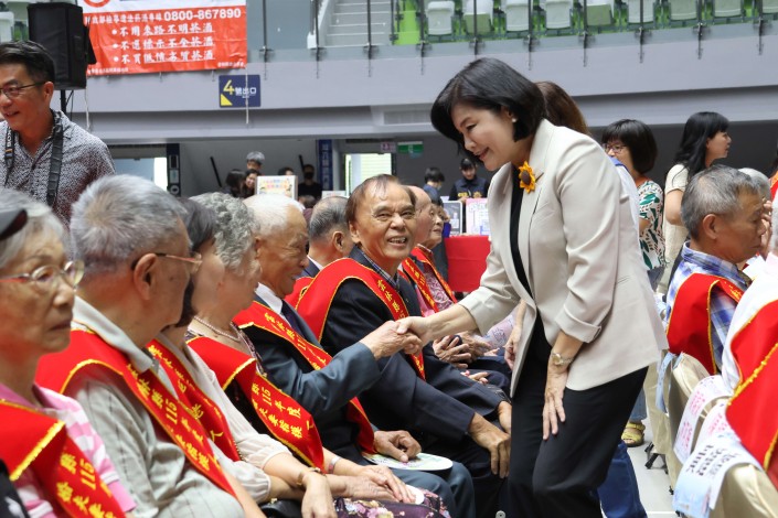 張縣長親自到座位區  一一與獲獎者握手致意 送上祝賀 