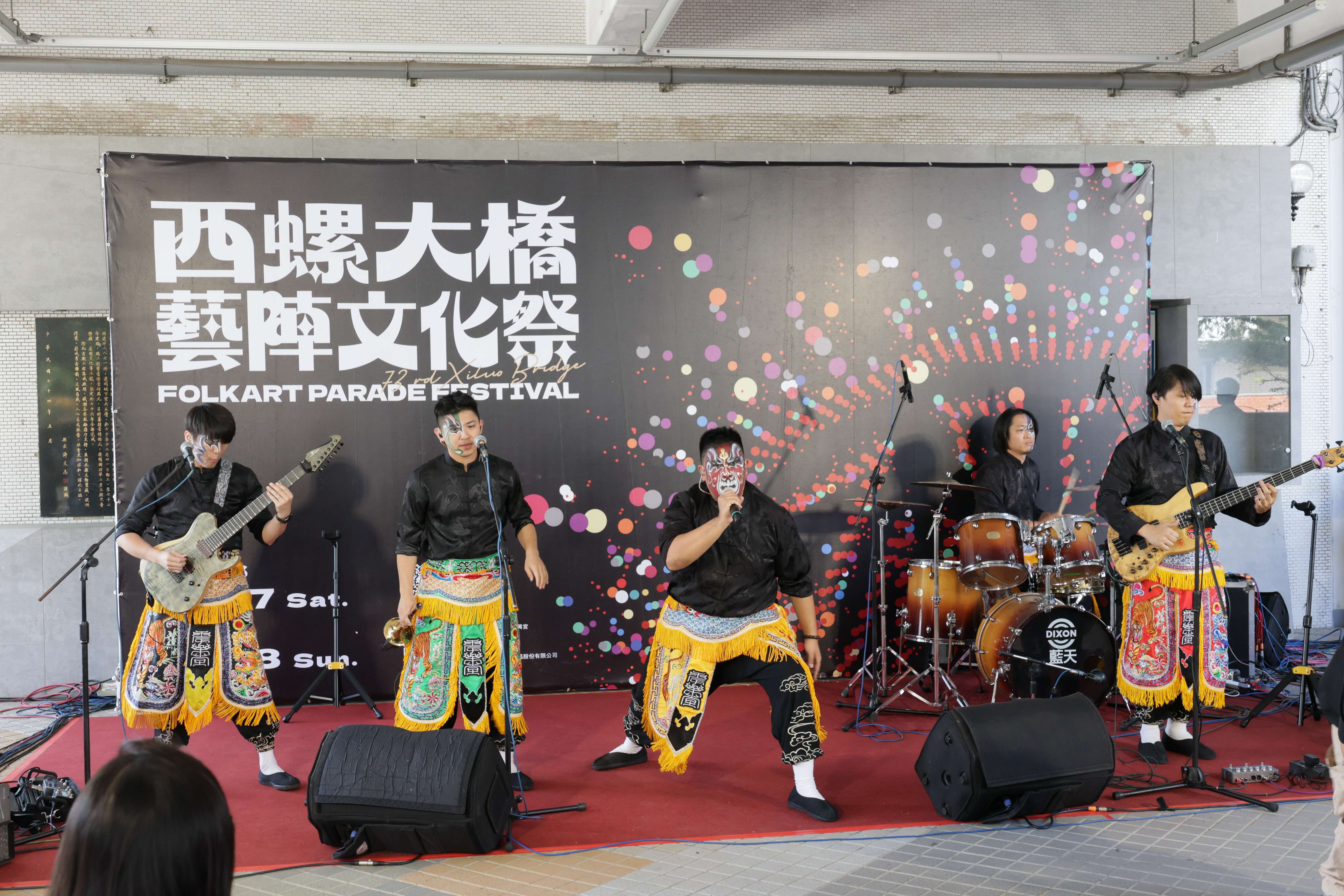 本土宮廟搖滾樂團「震樂堂」結合臺灣民間信仰與電子樂帶來精彩演出，為記者會暖身。