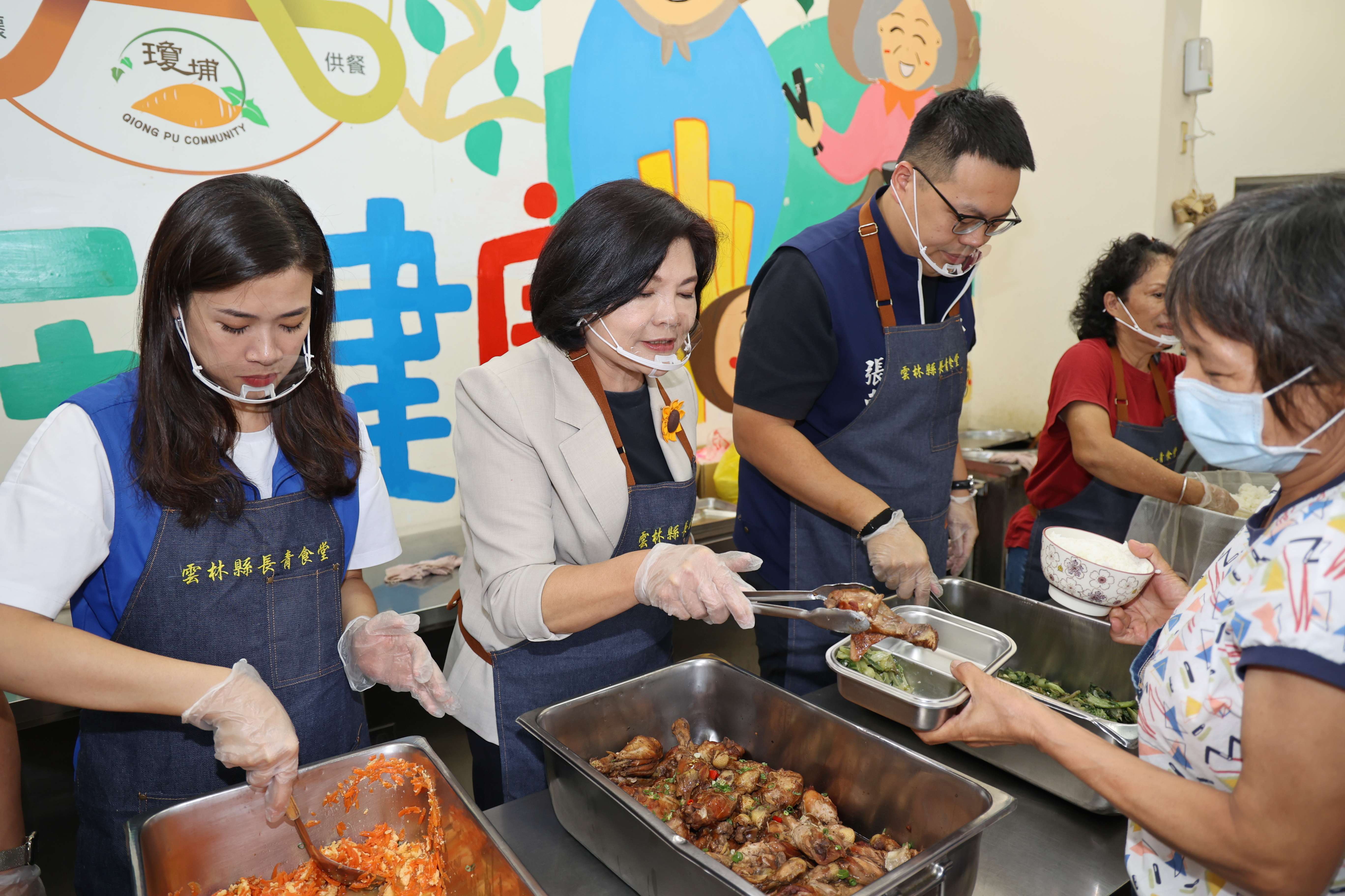 張縣長走訪水林鄉瓊埔村長青食堂 為鄉親長輩打飯、陪伴共餐