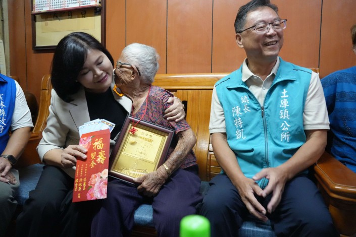 張麗善縣長與百歲人瑞開心擁抱。