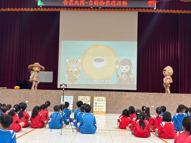 「雲林食農天團」走進馬光國小,帶領學童認識在地農業,培養珍惜食物、感謝農民的觀念。