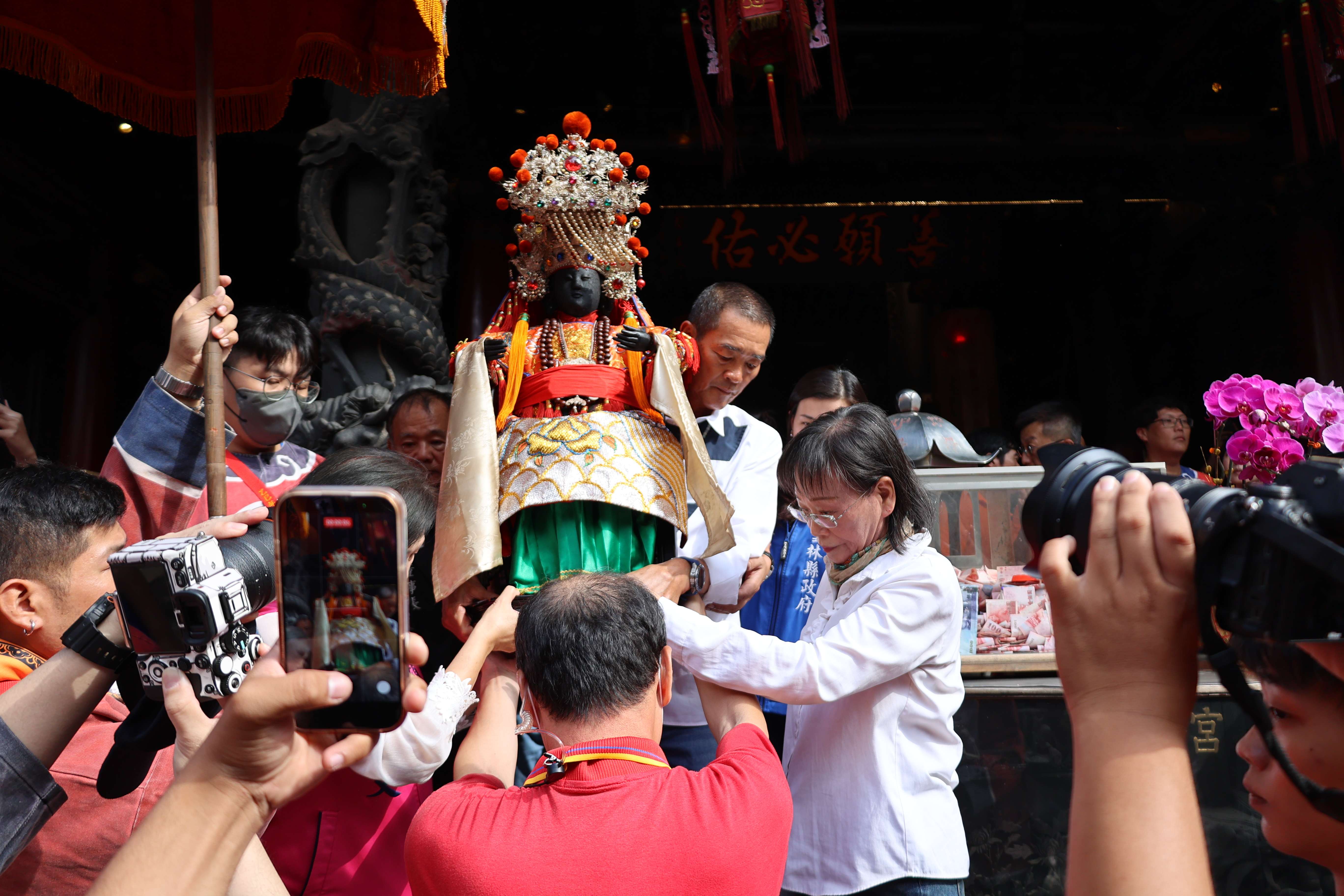 副縣長謝淑亞與北港朝天宮董事長蔡咏鍀共同恭請糖郊媽登轎，前往北港糖廠駐駕。