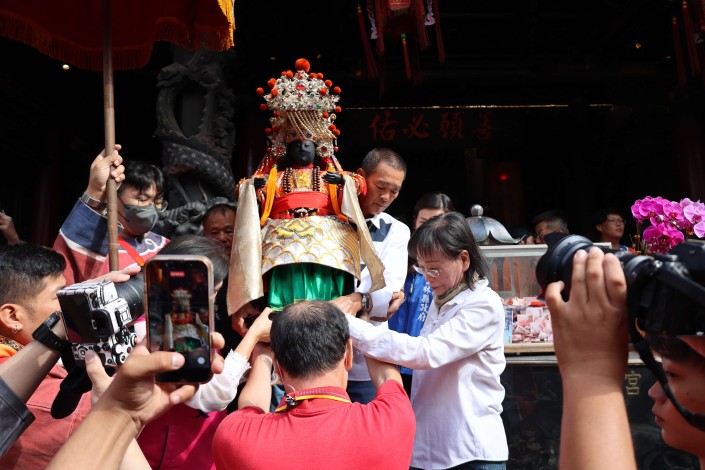 副縣長謝淑亞與北港朝天宮董事長蔡咏鍀共同恭請糖郊媽登轎，前往北港糖廠駐駕。