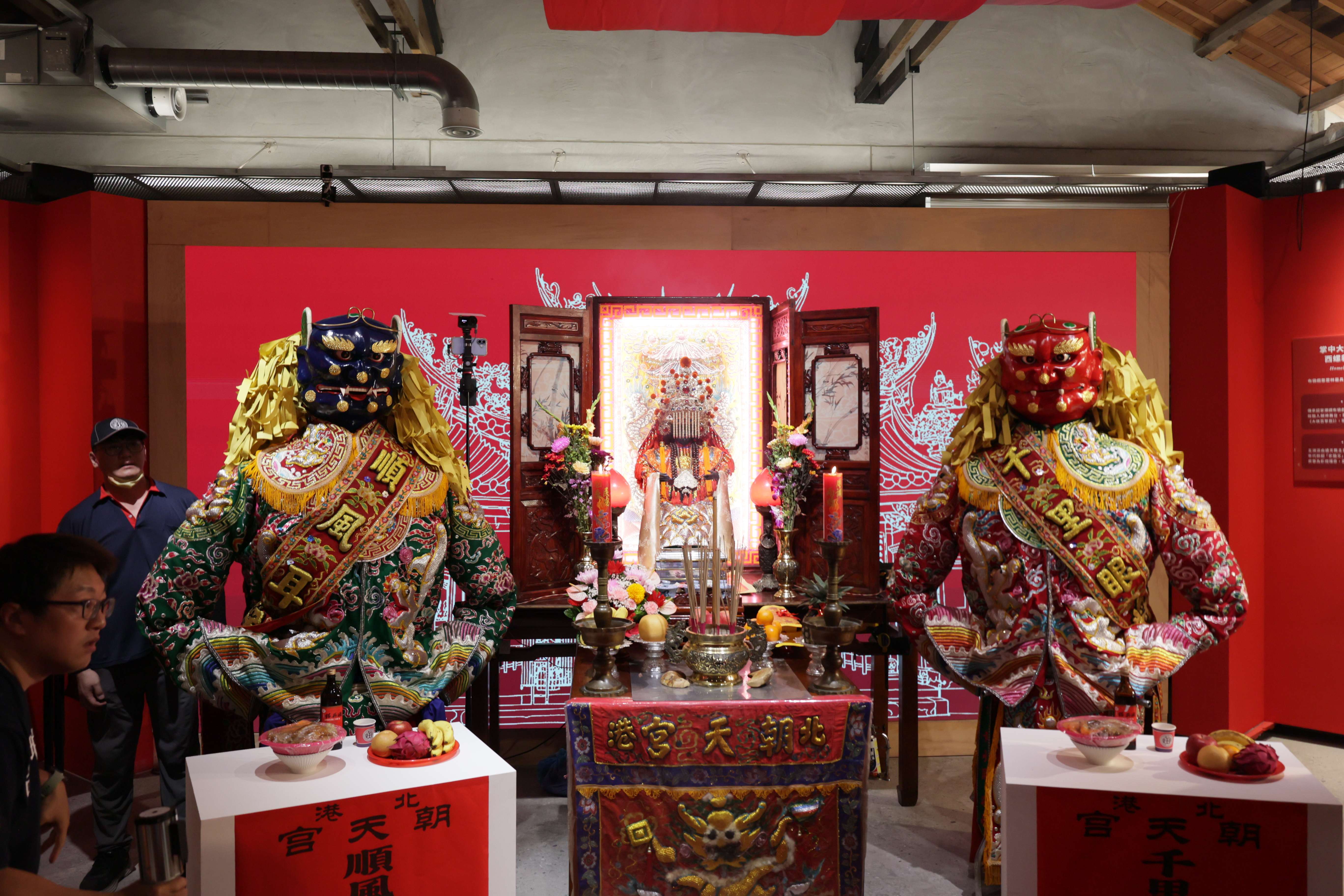 糖郊媽安座於一號倉庫，將駐駕至光復節連假結束，為園區開園祈福。