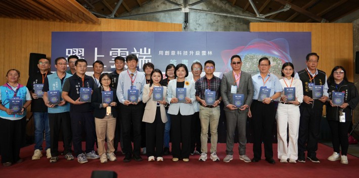 雲林縣政專書《躍上雲端》斗六簽書會,張麗善縣長分享縣政轉型成果。