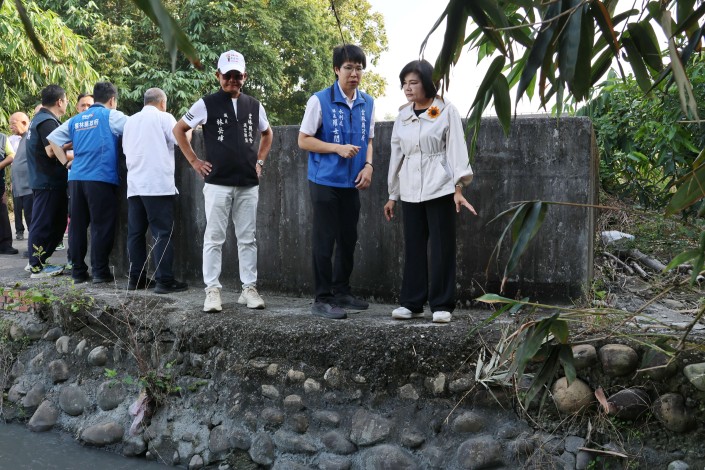 張縣長視察湖底大排國3下游段排水問題