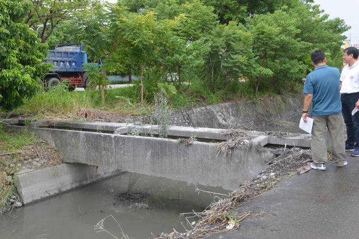 惠來厝大排上橫跨有灌溉用的渡槽，縣府將與水利會商討拆除的可能性
