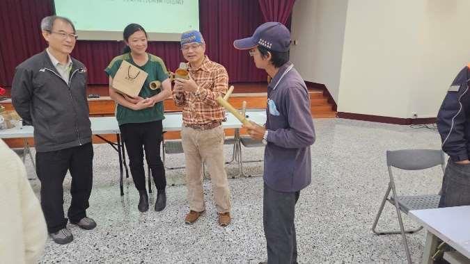 張科長與林老師及學員討論竹材產業