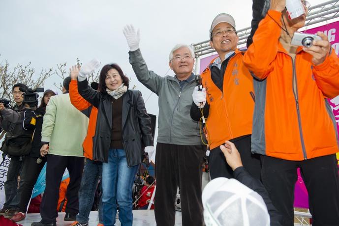蘇縣長在健康組中陪跑，一起體驗馬拉松的樂趣